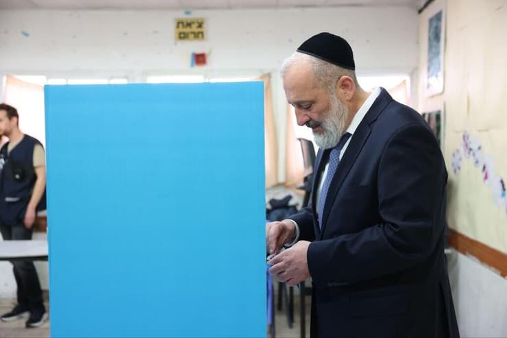 לא נאם. יו"ר ש"ס אריה דרעי בקלפי (צילום: יעקב כהן) יו"ר ש"ס הרב אריה דרעי הצביע כעת ראשון בקלפי בשכונת הר נוף בירושלים