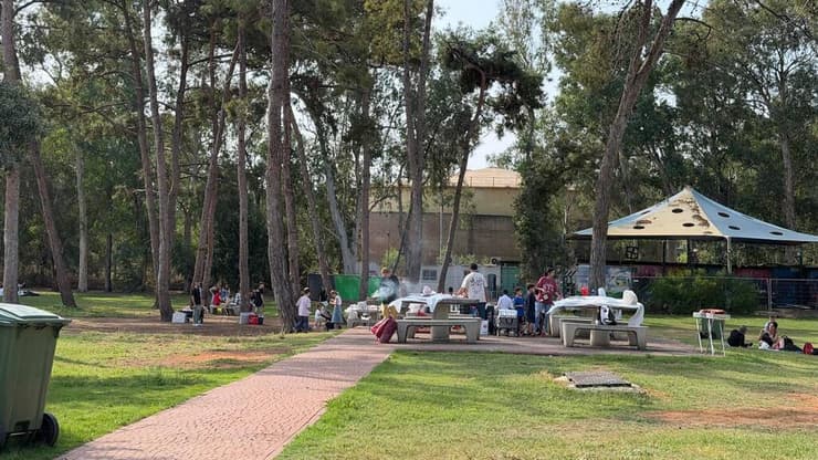 צילום: מאיה כהן כתבת צבע: ישראלים המנצלים את יום השבתון לבחירות לעל האש משפחתי בפארק הירקון
