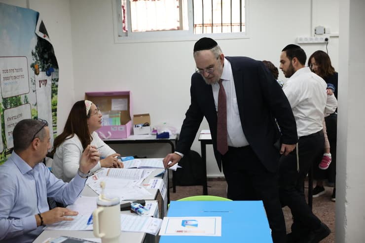 יעקב אשר דגל התורה בקלפי הבחירות