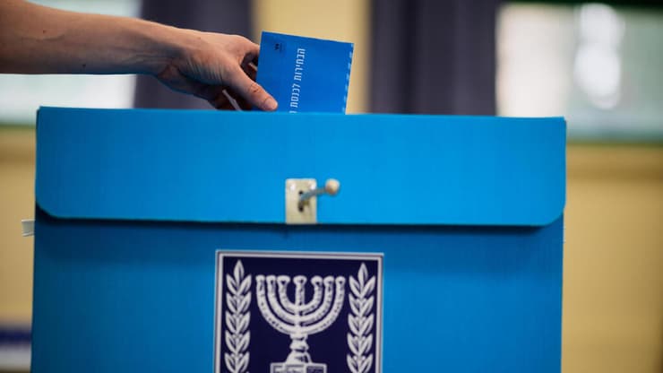 "קשה שיש פה שנאה מטורפת" (צילום: AP Photo/David Goldman) מצביעים בתל אביב