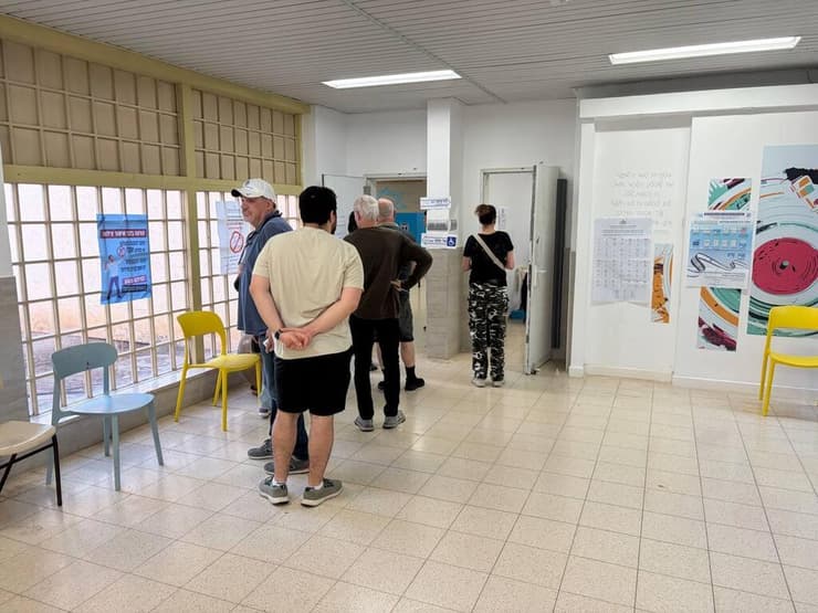 המצביעים הראשונים בקלפי בראשון לציון (צילום: מאיר תורג'מן) בוקר הבחירות - מצביעים ראשונים בקלפ בראשון לציון