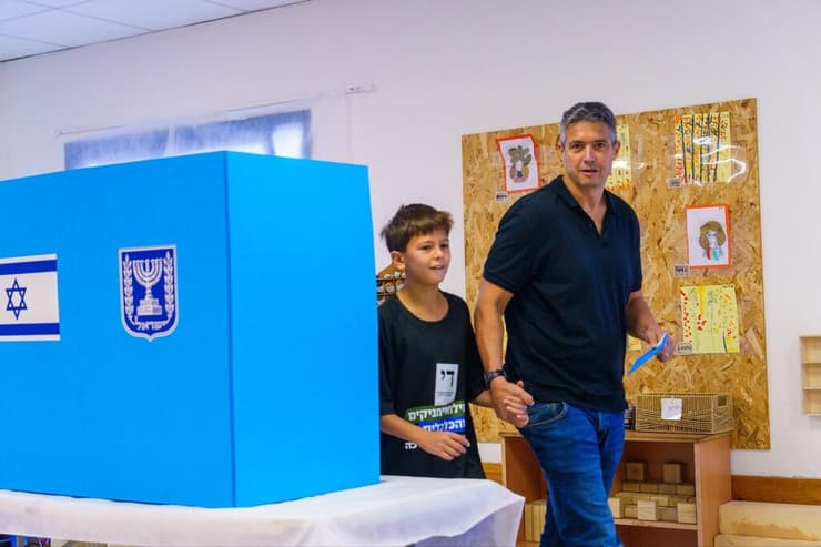 יעז הנדל בקלפי הבחירות