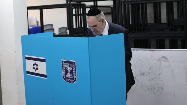 יעקב אשר דגל התורה בקלפי הבחירות