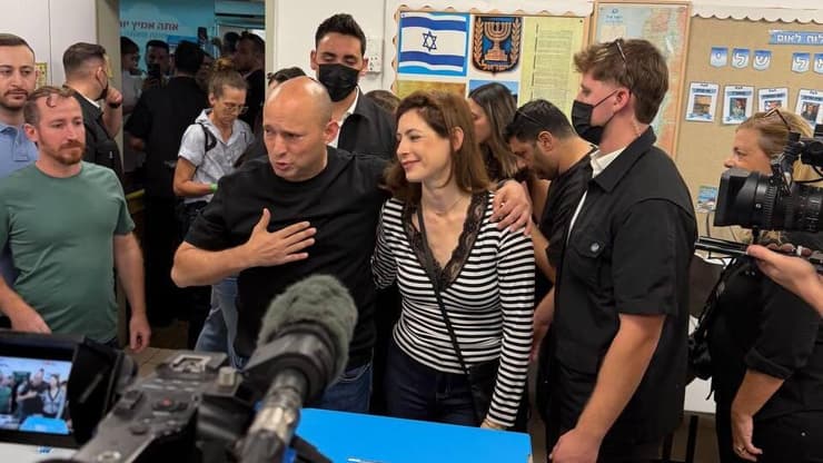 בנט בקלפי (צילום: איתן גליקמן ) נפתלי בנט בקלפי הבחירות