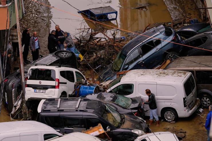 צילום: AP Photo/Emrah Gurel טורקיה שיטפונות הצפות איסטנבול אמצע אוקטובר 2026