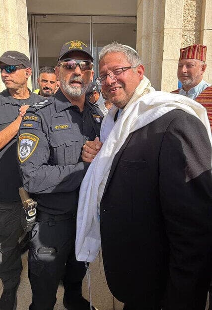 מפכ"ל המשטרה לוי והשר בן גביר. "יש דברים שבן גביר עשה שטובים למשטרה, אבל יש דברים שהוא פגע בה" מפכ"ל המשטרה לוי והשר בן גביר. "יש דברים שבן גביר עשה שטובים למשטרה, אבל יש דברים שהוא פגע בה"
