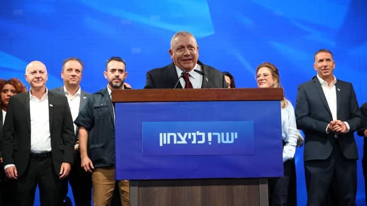 "יציאה למערכת בחירות נוספת - טעות". איזנקוט, הלילה במטה ישר! (צילום: טל שחר) גדי איזנקוט