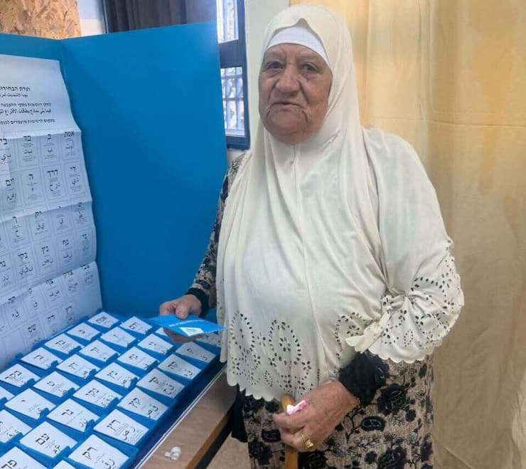 "מי שרוצה לשנות את המציאות צריך לצאת ולהצביע" (צילום: חסן שעלאן) קשישים בחברה הערבית שיצאו להצביע