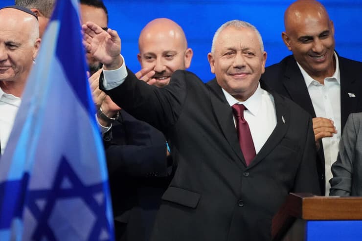 הודה גם לבנו גל. "נמצא בלב" (צילום: AP Photo/Ariel Schalit) איזנקוט