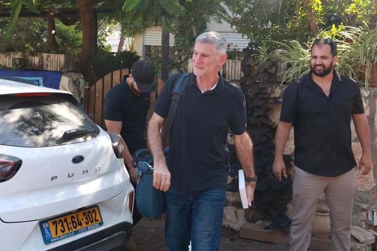 יאיר גולן לאחר ליל הבחירות בכניסה לביתו