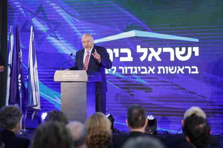 התחמק גם כשנשאל אם יישב עם רע"מ. ליברמן (צילום: עוז מועלם) נאום ליברמן לאחר תוצאות המדגם