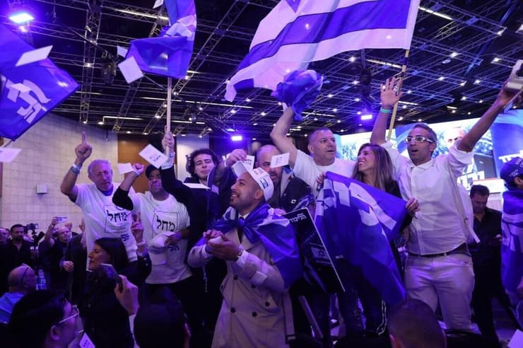 החגיגות אחרי עדכון המדגמים, הלילה (צילום: אלכס קולומויסקי) מטה הליכוד