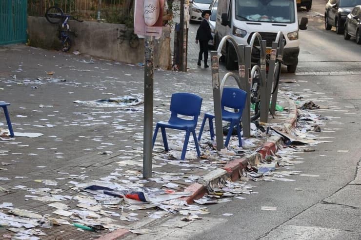 צילום: מוטי קמחי רחובות בני ברק מלוכלים לאחר אחרי הבחירות לכנסת ה 26