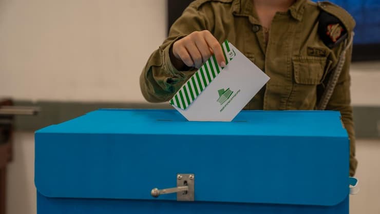 חיילי צה"ל מצביעים בקלפיות הצבאיות ברחבי הארץ (צילום: דובר צה"ל ) חיילי צה"ל מצביעים בקלפיות הצבאיות ברחבי הארץ