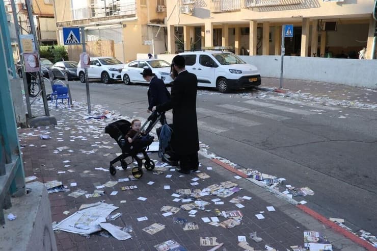 צילום: מוטי קמחי רחובות בני ברק מלוכלים לאחר אחרי הבחירות לכנסת ה 26