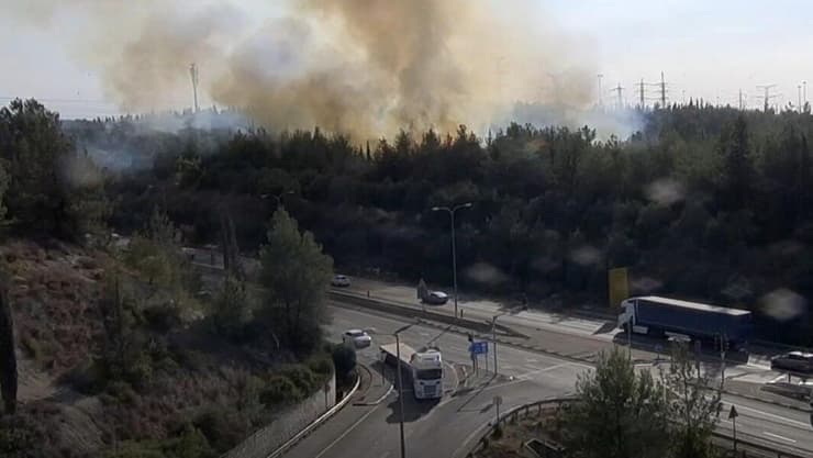  שריפה באזור כביש 444 סמוך למחלף בן שמן