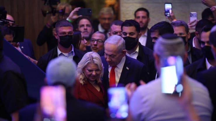 עם רעייתו שרה (צילום: אלכס קולומויסקי) נאום יו"ר הליכוד בנימין נתניהו