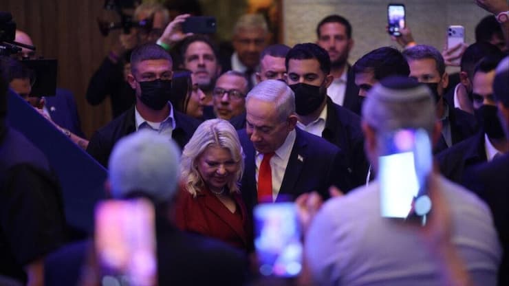 בלי הכרזות על "ניצחון גדול". נתניהו ורעייתו שרה, הלילה (צילום: אלכס קולומויסקי) נאום יו"ר הליכוד בנימין נתניהו