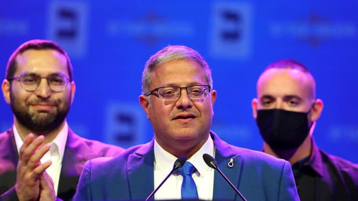בן גביר בנאומו הלילה. רק שישה מנדטים לפי המדגמים (צילום: Ilia YEFIMOVICH / AFP) איתמר בן גביר