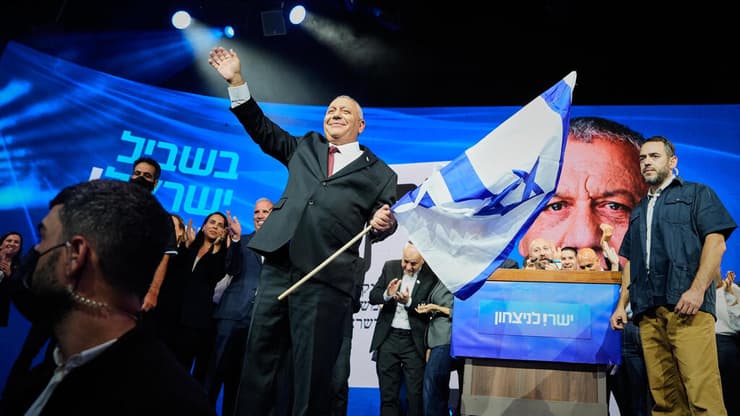 חגיגות ניצחון מוקדמות, כנראה מוקדמות מדי. איזנקוט (צילום: AP Photo/Baz Ratner) איזנקוט
