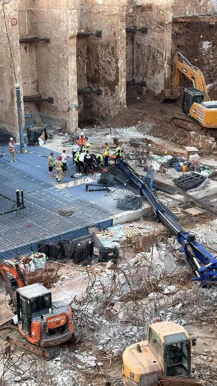 לוחמי האש בחילוץ פועל בניין במתחם הבורסה ברמת גן