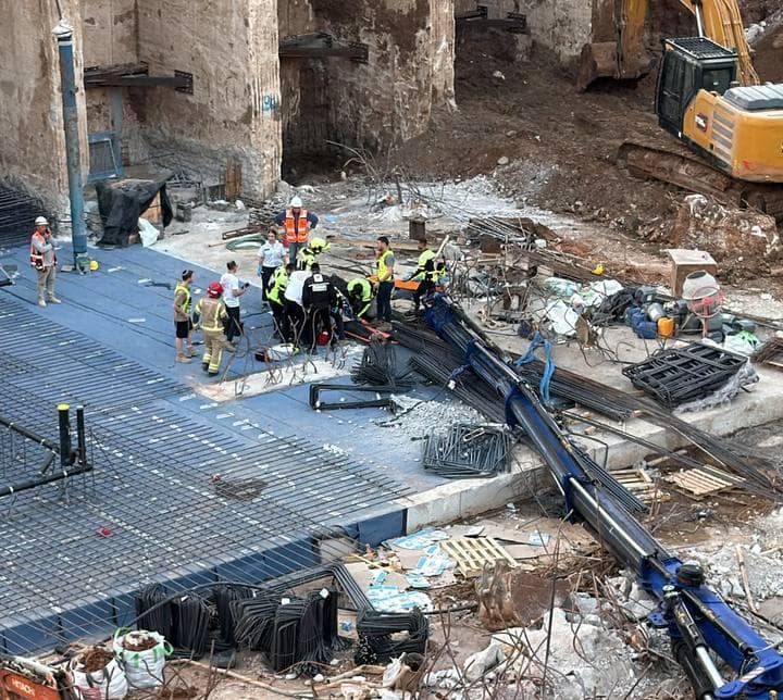 קריסת המנוף ברמת גן (צילום: כבאות והצלה לישראל) לוחמי האש בחילוץ פועל בניין במתחם הבורסה ברמת גן