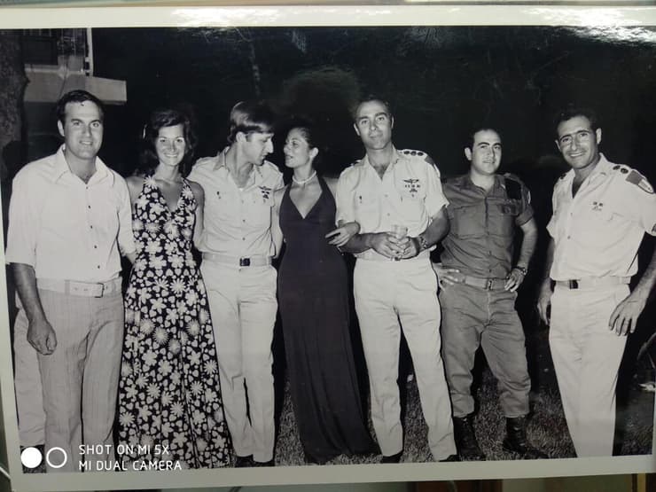 אל"ם יצחק בן-שהם (שלישי מימין) ובני קצין (שלישי משמאל) בחתונה של חברים