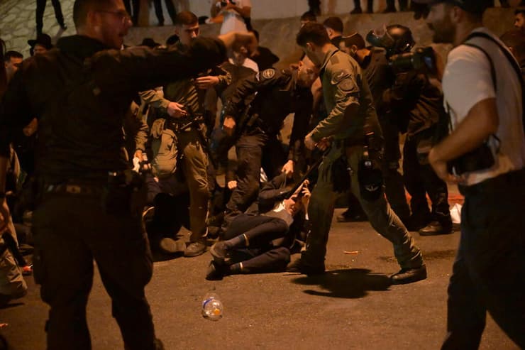 צילום: יובל חן חרדים מפגינים בכביש 4 במחלף גהה