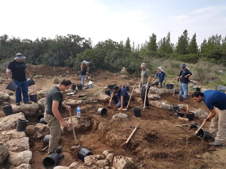בחפירות השתתפו עשרות בני נוער ומתנדבים (צילום: סער גנור, רשות העתיקות) בחיפרות השתתפו עשרות בני נוער ומתנדבים