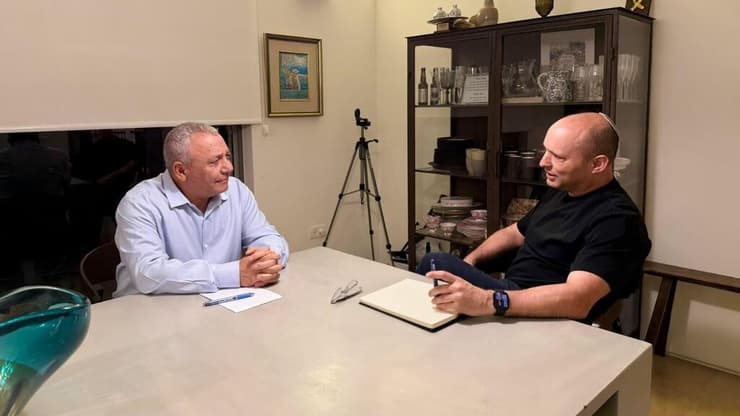 איזנקוט ובנט יו״ר מפלגת ״ישר!״, גדי איזנקוט וראש הממשלה לשעבר ויו״ר מפלגת ״ביחד״, נפתלי בנט בפגישה
