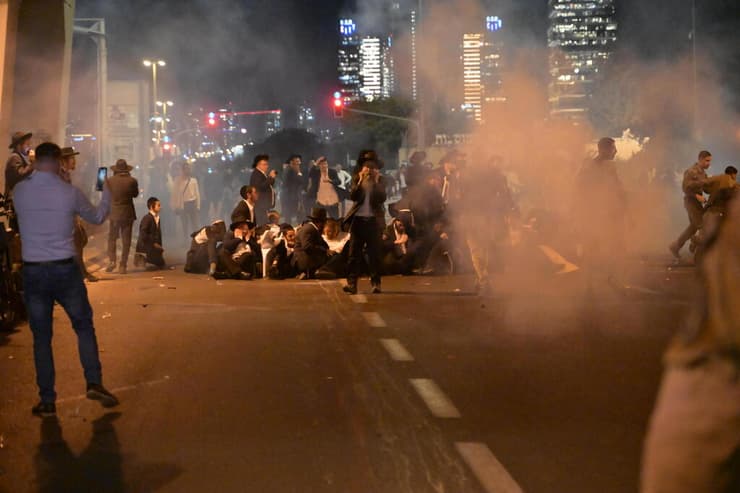 צילום: יובל חן חרדים מפגינים בכביש 4 במחלף גהה