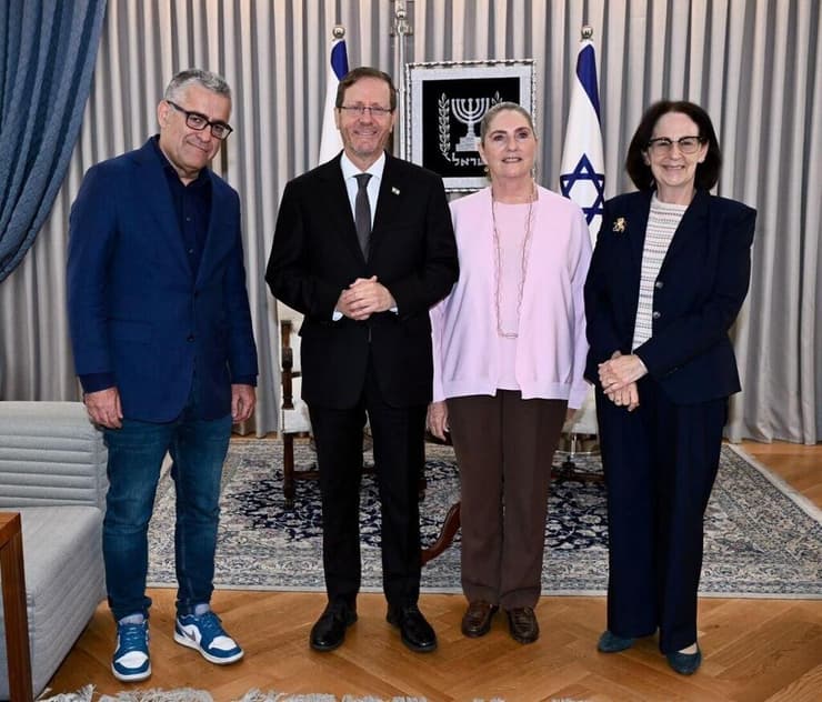 בקי כספי, סגנית נשיא בכירה בפדרציות היהודיות של צפון אמריקה, נשיא במדינה יצחק הרצוג ורעייתו מיכל ואייל בן-חיים, משנה למנכ״ל קבוצת ישראכרט ( צילום: אבשלום ששוני) בקי כספי, סגנית נשיא בכירה בפדרציות היהודיות של צפון אמריקה, נשיא במדינה יצחק הרצוג ורעייתו מיכל ואייל בן-חיים, משנה למנכ״ל קבוצת ישראכרט