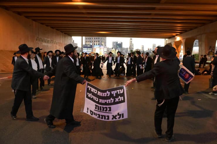 צילום: יובל חן חרדים מפגינים בכביש 4 במחלף גהה