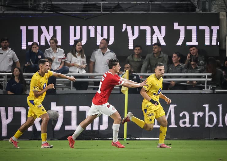 דוידה וסתיו טוריאל לאחר חגיגת הירי מול שער 5 בדרבי הראשון העונה (צילום: עוז מועלם) דוידה וסתיו טוריאל לאחר חגיגת הירי מול שער 5