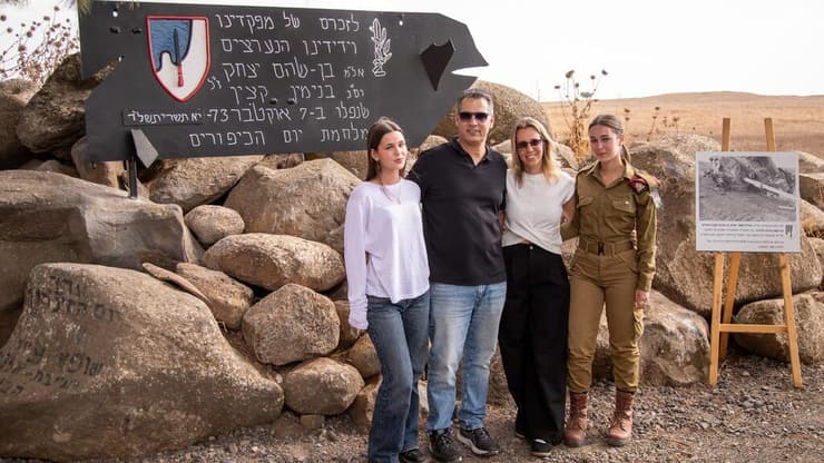 מתן עם אישתו והבנות באנדרטה לזכר אביו 