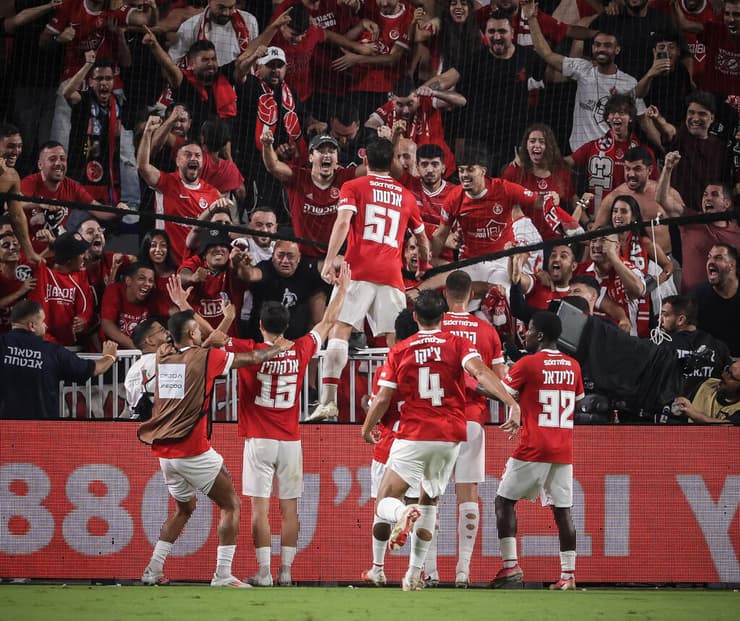 הצגה אדומה בבלומפילד (צילום: עוז מועלם) שחקני הפועל ת"א חוגגים