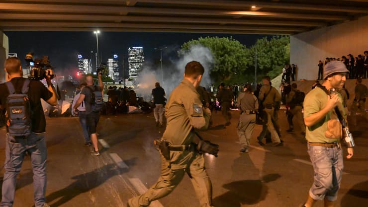 חרדים מפגינים בכביש 4 במחלף גהה (צילום: יובל חן ) חרדים מפגינים בכביש 4 במחלף גהה