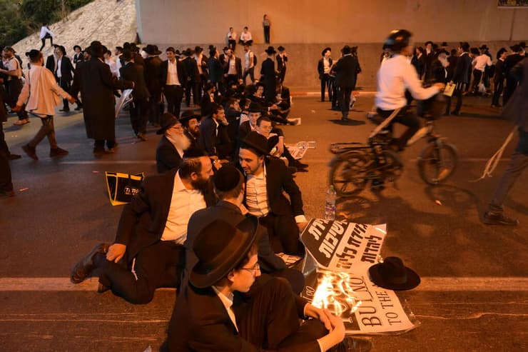 צילום: יובל חן חרדים מפגינים בכביש 4 במחלף גהה