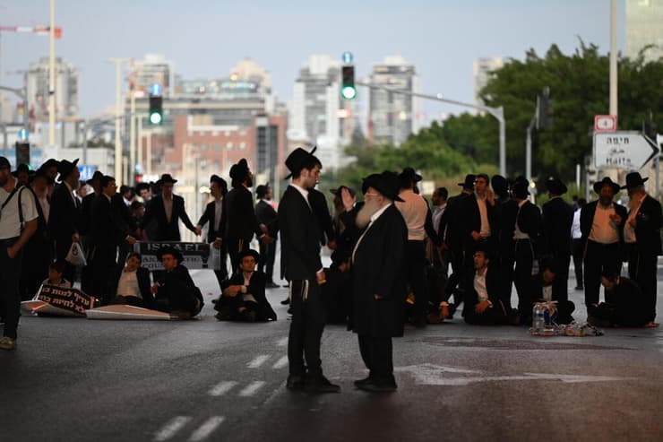 צילום: יובל חן חרדים מפגינים בכביש 4 במחלף גהה