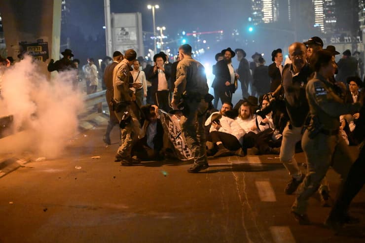 צילום: יובל חן חרדים מפגינים בכביש 4 במחלף גהה