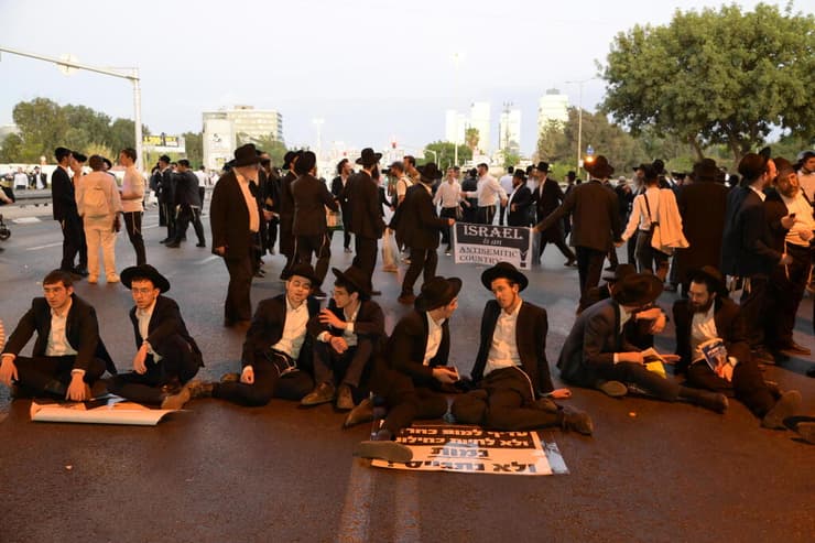צילום: יובל חן חרדים מפגינים בכביש 4 במחלף גהה