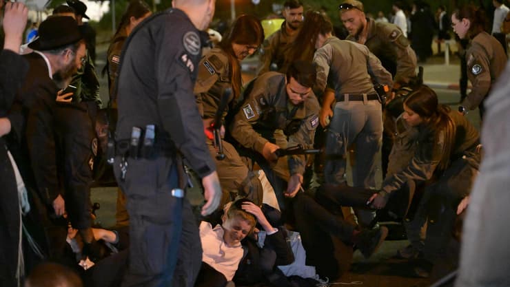 חרדים מפגינים בכביש 4 במחלף גהה