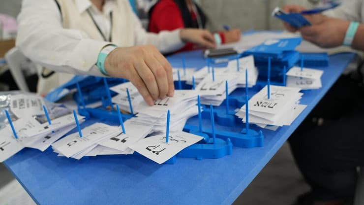 ספירות המעטפות הכפולות (צילום: רועי ידובסקי / ועדת הבחירות המרכזית) ספירות המעטפות הכפולות בועדות הבחירות