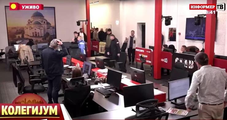 מתנגדיו של ווצ'יץ' פורצים לחדר החדשות של Informer TV ומשבשים את השידורים סרביה פעילי מחאת הסטודנטים פורצים לערוץ הטלוויזיה Informer TV אחרי הניצחון ב בחירות