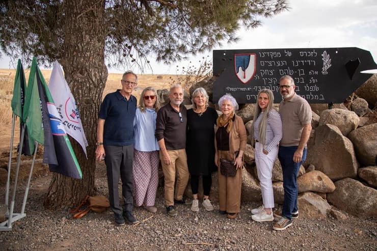 בני משפחת קצין ליד האנדרטה לזכרו של בני קצין ז"ל
