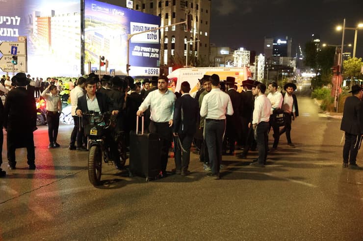 צילום: שאול גולן חרדים מפגינים בכביש 4 במחלף גבה