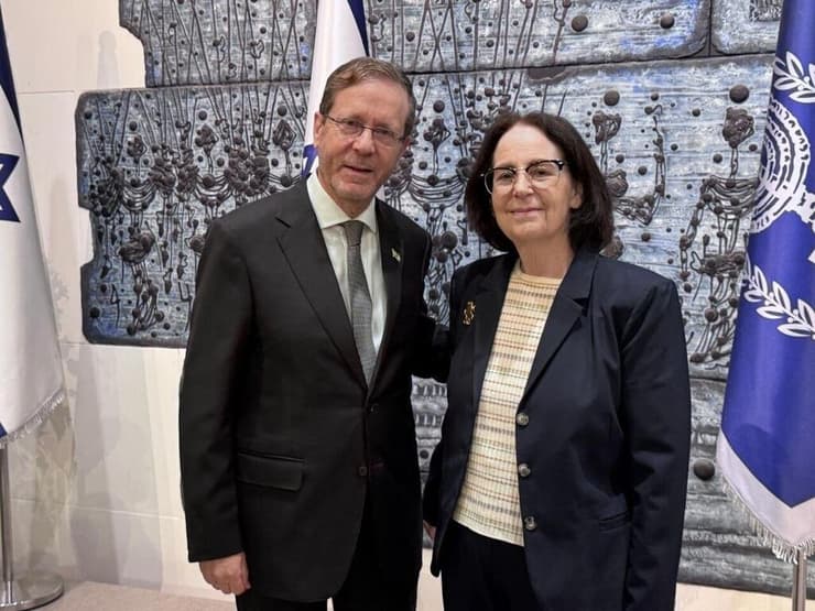 בקי כספי והנשיא הרצוג ( צילום: אבשלום ששוני) בקי כספי והנשיא הרצוג