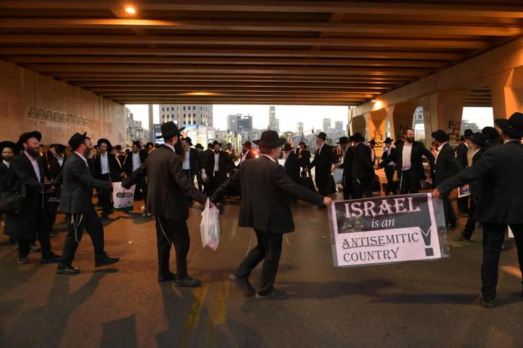 חרדים מפגינים בכביש 4 במחלף גהה (צילום: יובל חן ) חרדים מפגינים בכביש 4 במחלף גהה