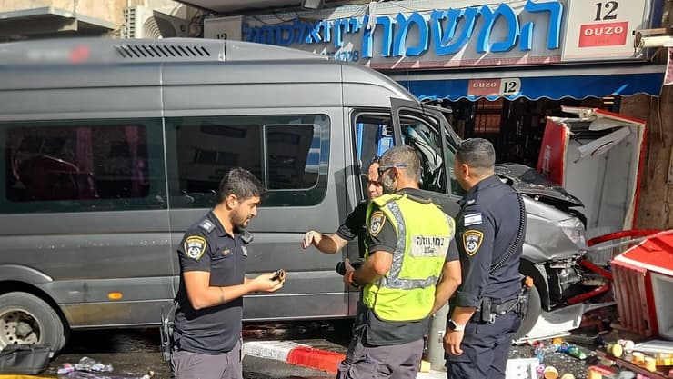 הולכת רגל נפגעה ממיניבוס בירושלים, מחוסרת הכרה (צילום: דוברות המשטרה ) הולכת רגל נפגעה ממיניבוס בירושלים, מחוסרת הכרה