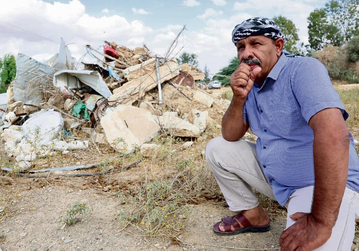 ג'אבר אבו־עסא על הריסות ביתו בוואדי ח'ליל. "חיכינו לבחירות כדי להחליף את הממשלה שהשפילה אותנו" (גדי קבלו) ג'אבר אבו־עסא על הריסות ביתו בוואדי ח'ליל. "חיכינו לבחירות כדי להחליף את הממשלה שהשפילה אותנו"